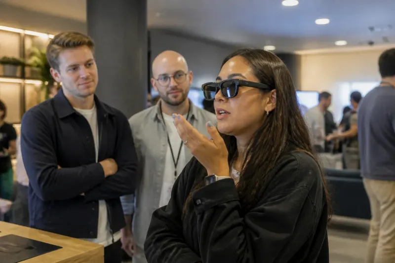 The AI assistant in Specs responding to a voice command.