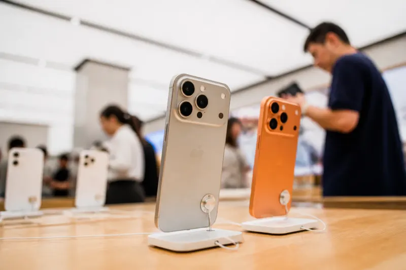 A side-by-side comparison of the iPhone 18 Pro and iPhone 17 Pro showcasing their designs.