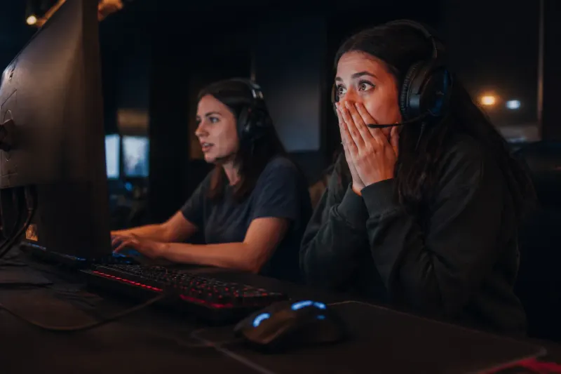 Players experiencing interactive horror within Onyx, portrayed through expressive visuals.